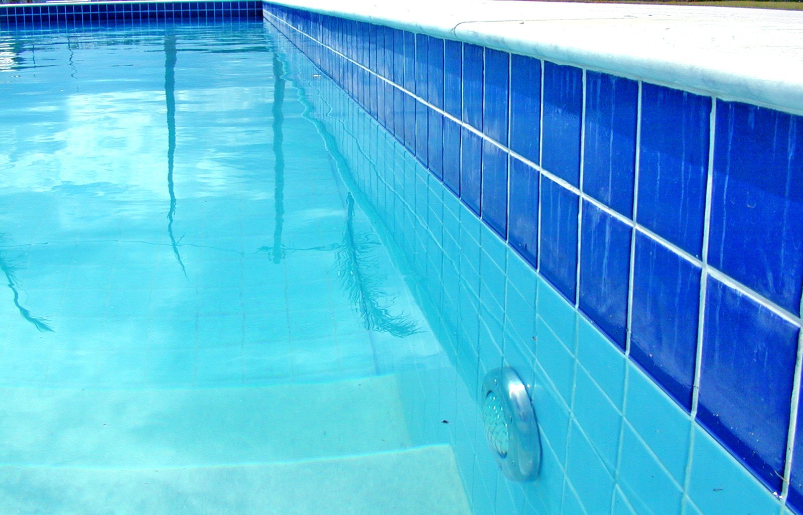 Early Signs Your Pool Needs Repairs